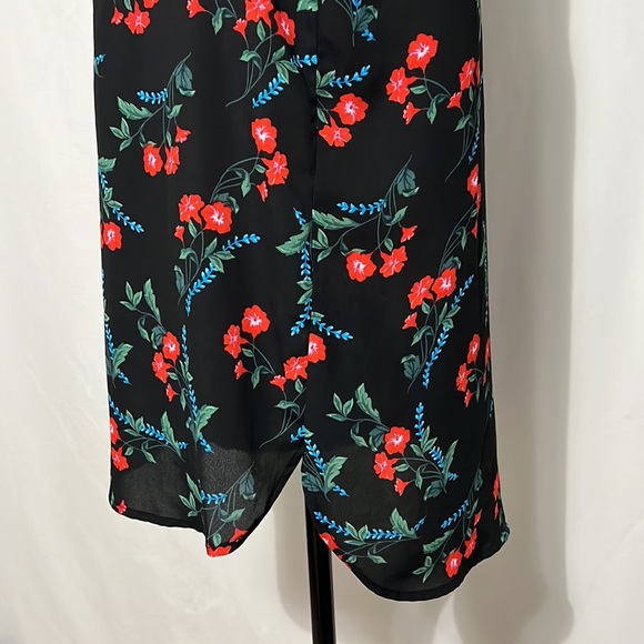 VINCE CAMUTO Size Medium Black with Red Floral High/Low Sleeveless Tank Blouse - Picture 10 of 15